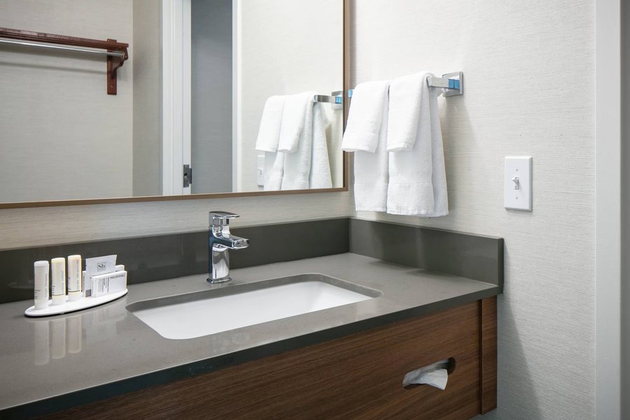 Fairfield by Marriott Inn Suites Tulsa Central — Bathroom