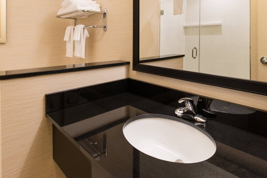 Fairfield by Marriott Inn Suites Utica — Bathroom