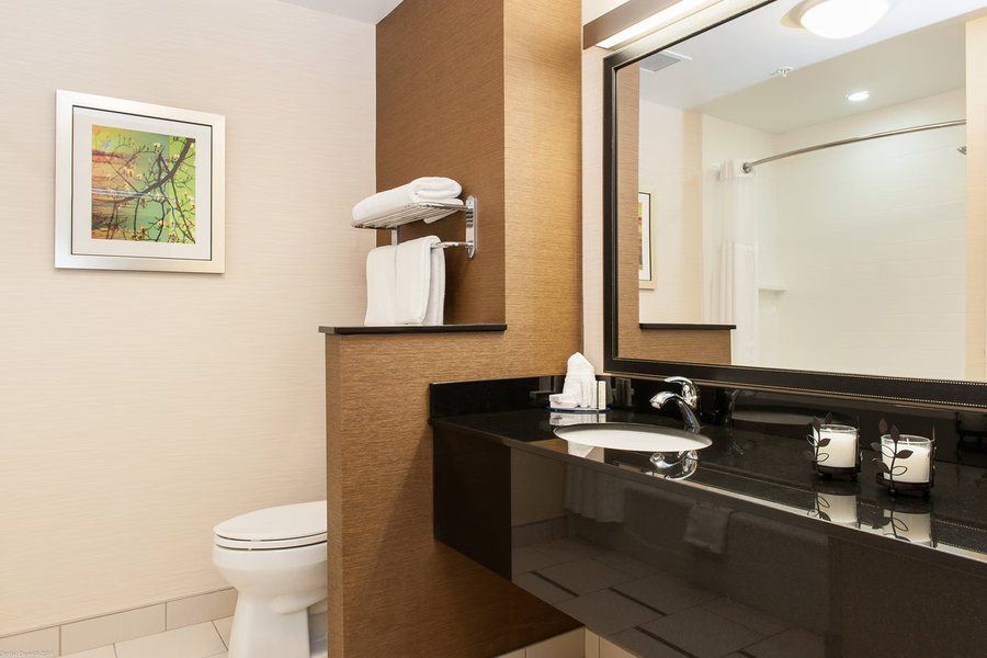 Fairfield by Marriott Inn Suites Valparaiso — Bathroom