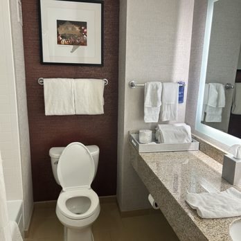 Fairfield by Marriott Inn Suites Washington DC Downtown — Bathroom