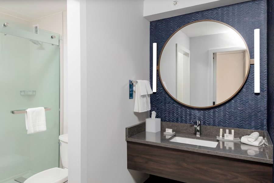 Fairfield by Marriott Inn Suites Waterbury Stowe — Bathroom