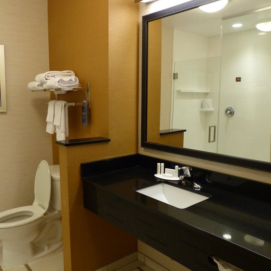 Fairfield by Marriott Inn Suites Waterloo Cedar Falls — Bathroom