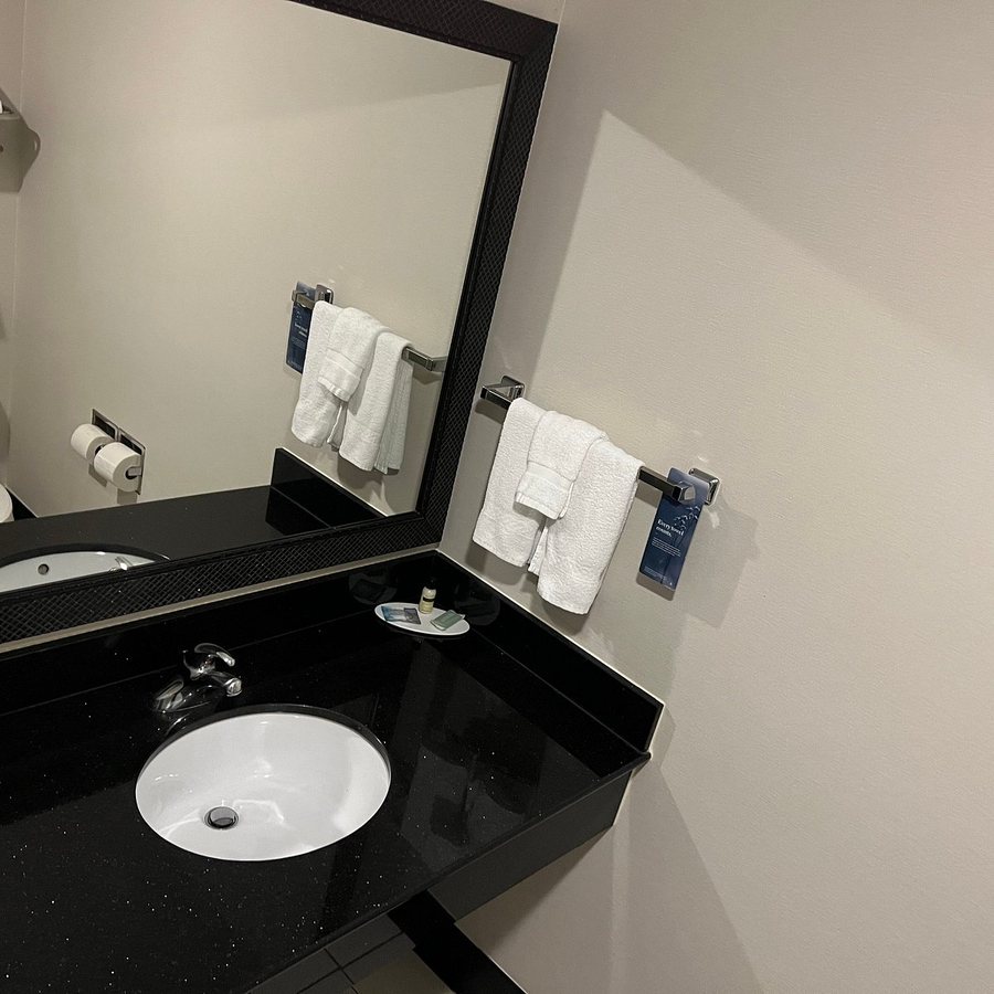 Fairfield by Marriott Inn Suites Wichita Downtown — Bathroom