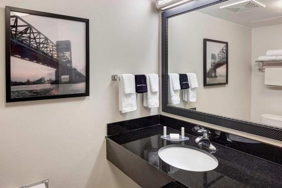 Fairfield by Marriott Inn Suites Wilmington New Castle — Bathroom