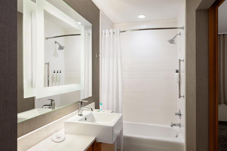Fairfield by Marriott Inn Suites Wisconsin Dells — Bathroom