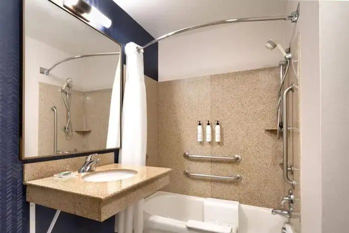 Fairfield by Marriott Inn Suites Yakima — Bathroom
