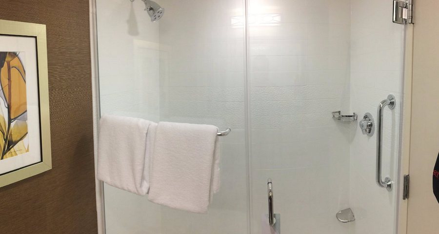 Fairfield Inn And Suites Rochester East — Bathroom