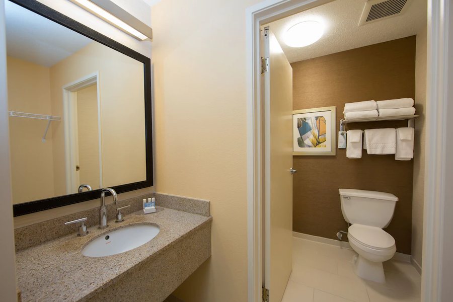 Fairfield Inn Burlington Williston — Bathroom