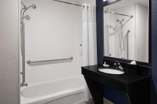 Fairfield Inn By Marriott Charlotte Mooresville Lake Norman — Bathroom