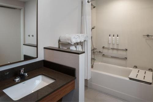 Fairfield Inn Huntsville — Bathroom