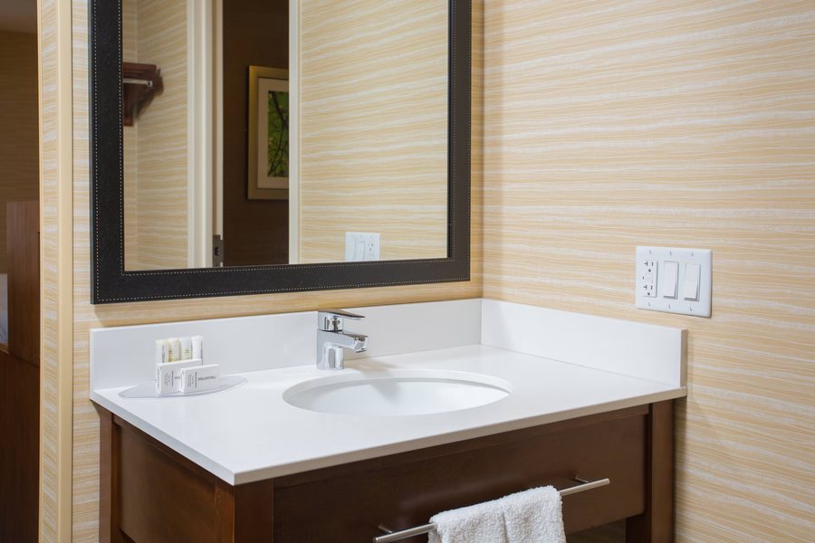 Fairfield Inn Manchester Boston Regional Airport — Bathroom