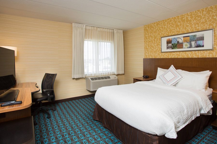 Fairfield Inn Manchester Boston Regional Airport — Guest room