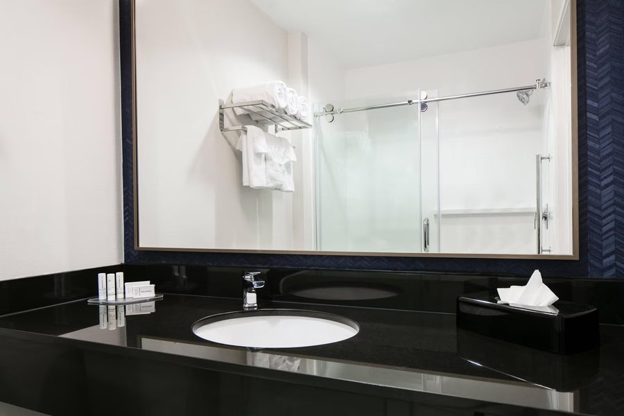 Fairfield Inn Manhattan — Bathroom