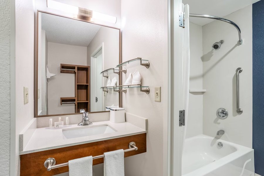 Fairfield Inn Muncie — Bathroom