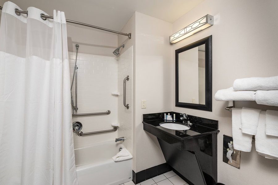 Fairfield Inn Philadelphia Valley Forge King of Prussia — Bathroom