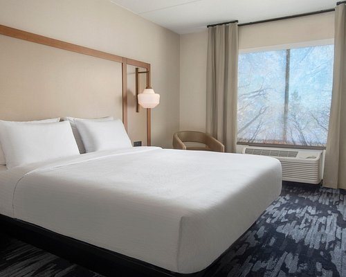 Fairfield Inn Rochester Airport — Guest room