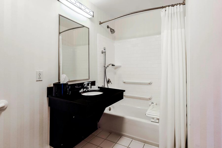 Fairfield Inn Scranton — Bathroom