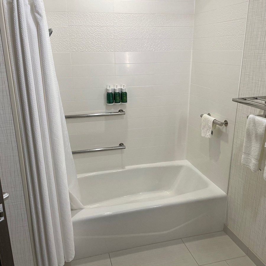 Fairfield Inn Suites Altoona — Bathroom