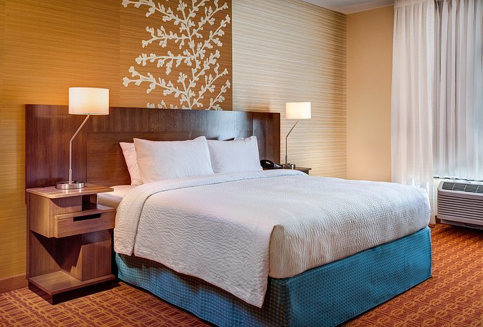 Fairfield Inn Suites Altoona — Guest room