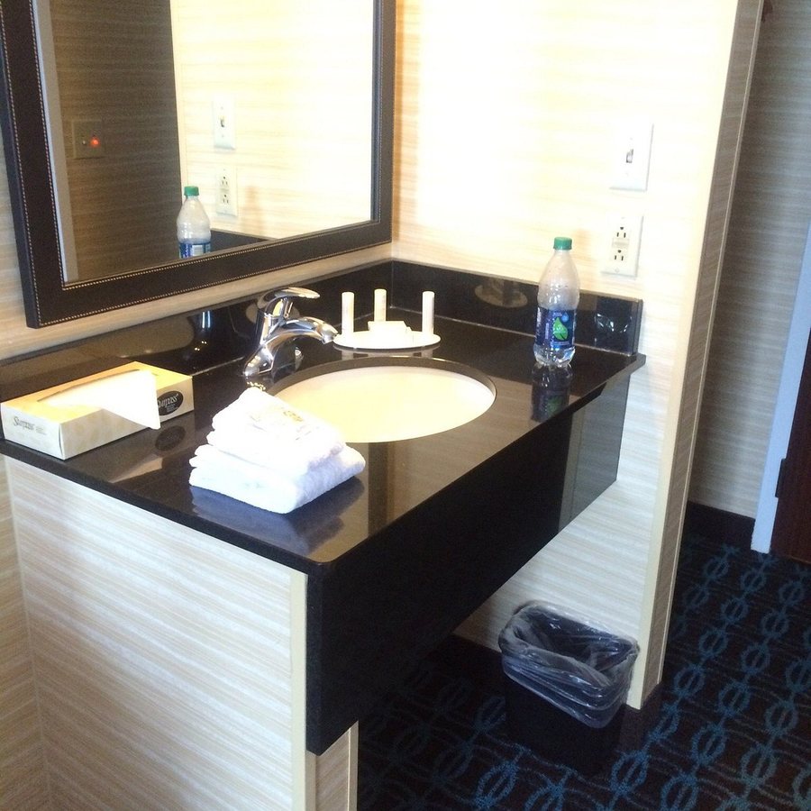 Fairfield Inn Suites Ann Arbor Ypsilanti — Bathroom