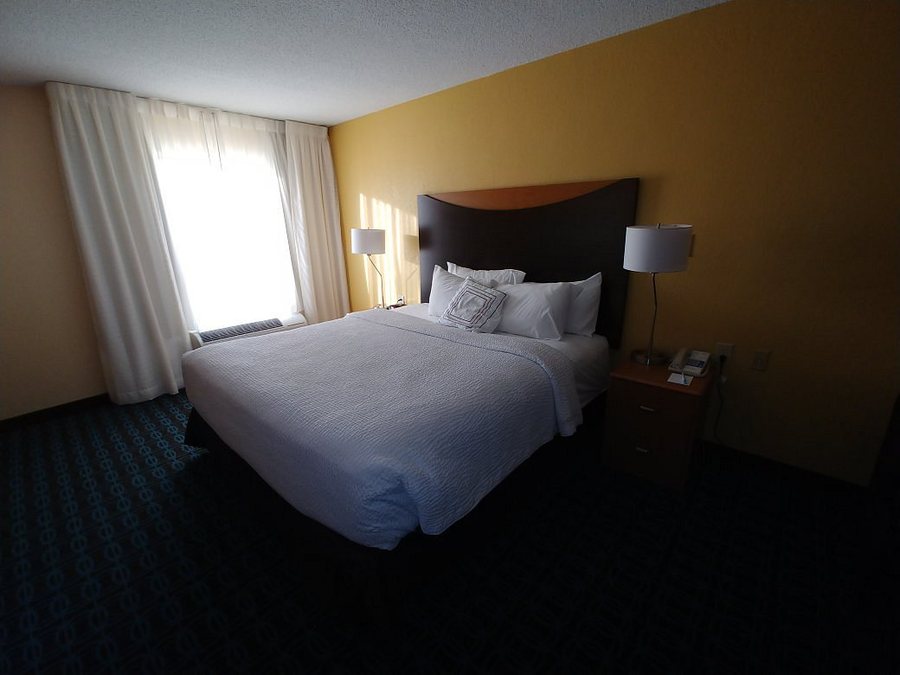 Fairfield Inn Suites Atlanta Vinings Galleria — Guest room