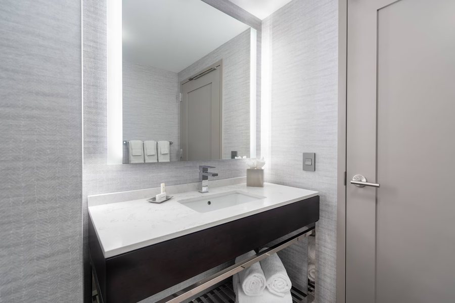 Fairfield Inn Suites Boston Waltham — Bathroom