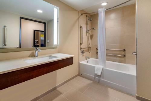 Fairfield Inn Suites Boulder Broomfield Interlocken — Bathroom