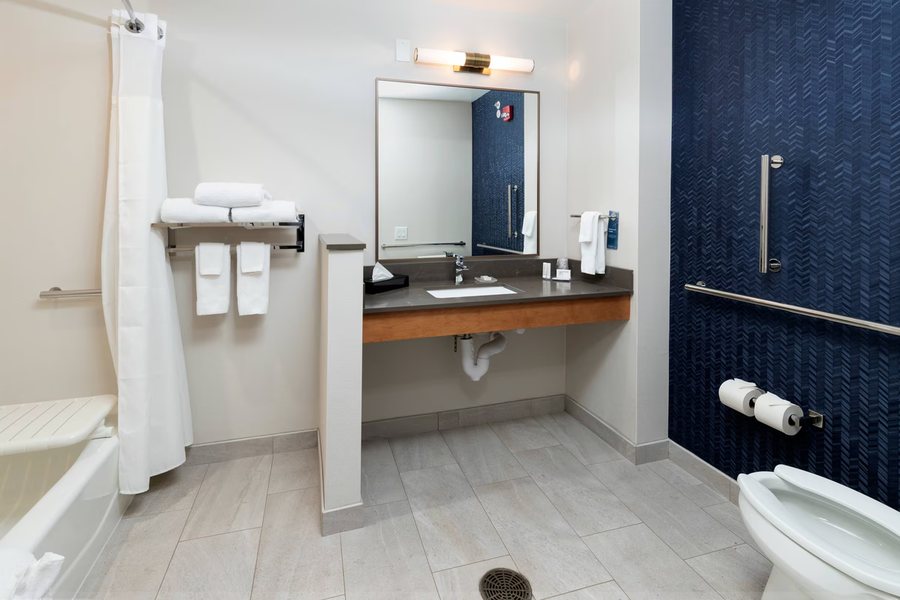 Fairfield Inn Suites by Marriott Anderson — Bathroom