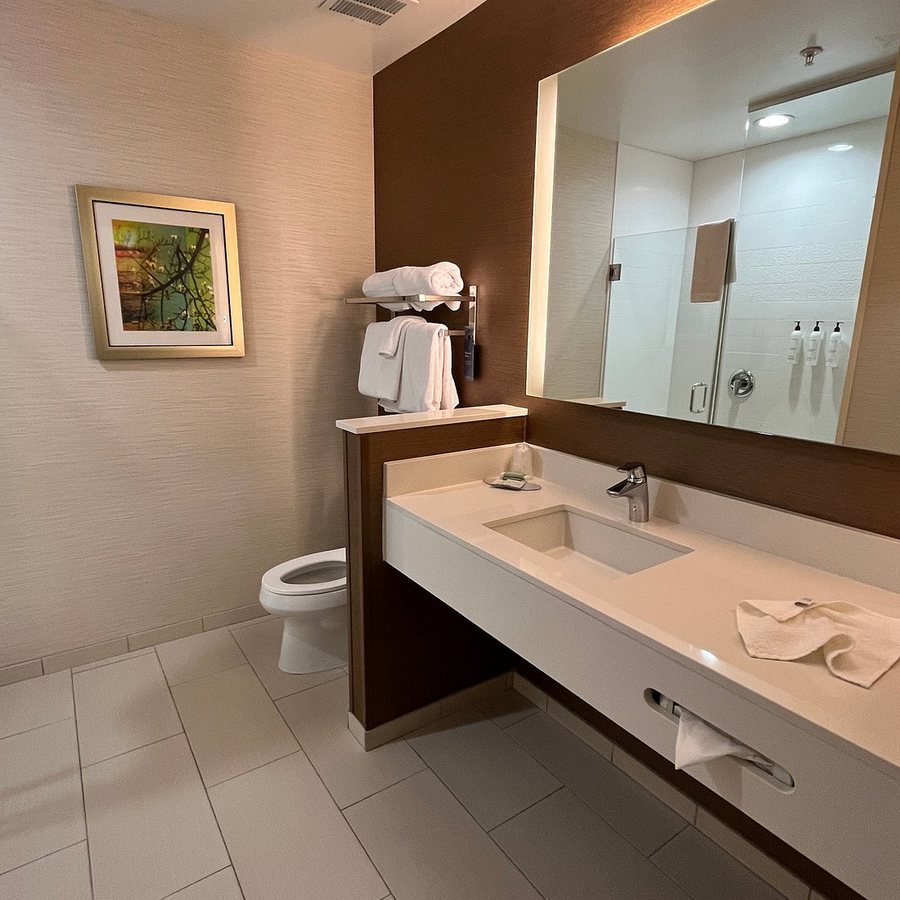 Fairfield Inn Suites By Marriott Bakersfield North Airport — Bathroom