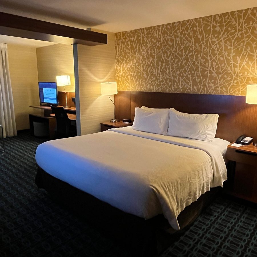 Fairfield Inn Suites By Marriott Bakersfield North Airport — Guest room