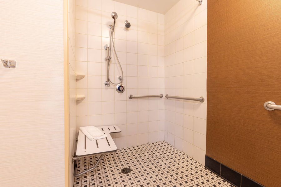 Fairfield Inn Suites By Marriott Bedford — Bathroom