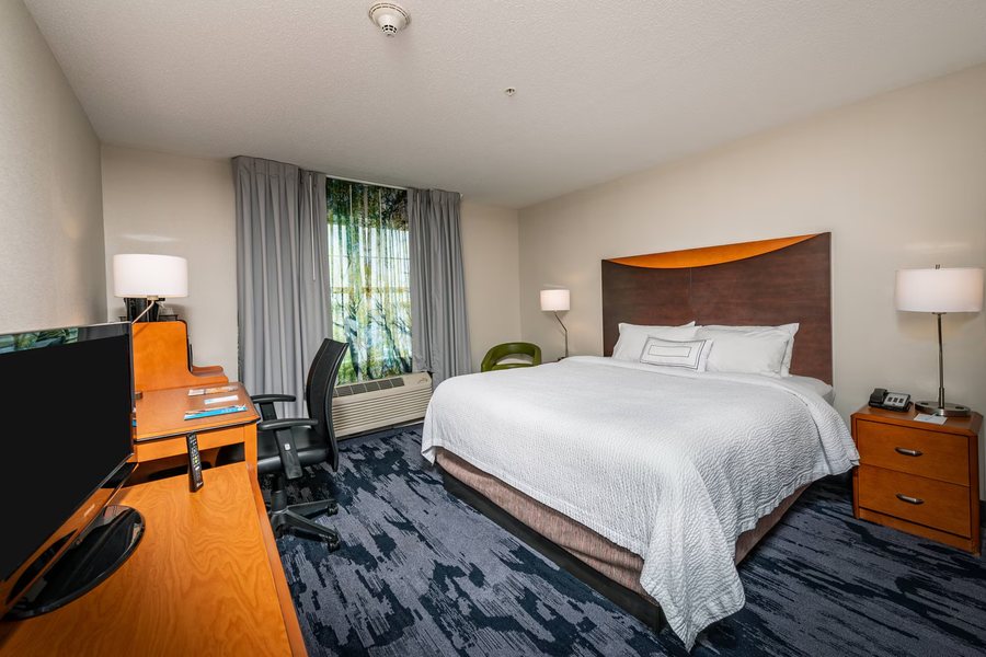 Fairfield Inn Suites By Marriott Bedford — Guest room
