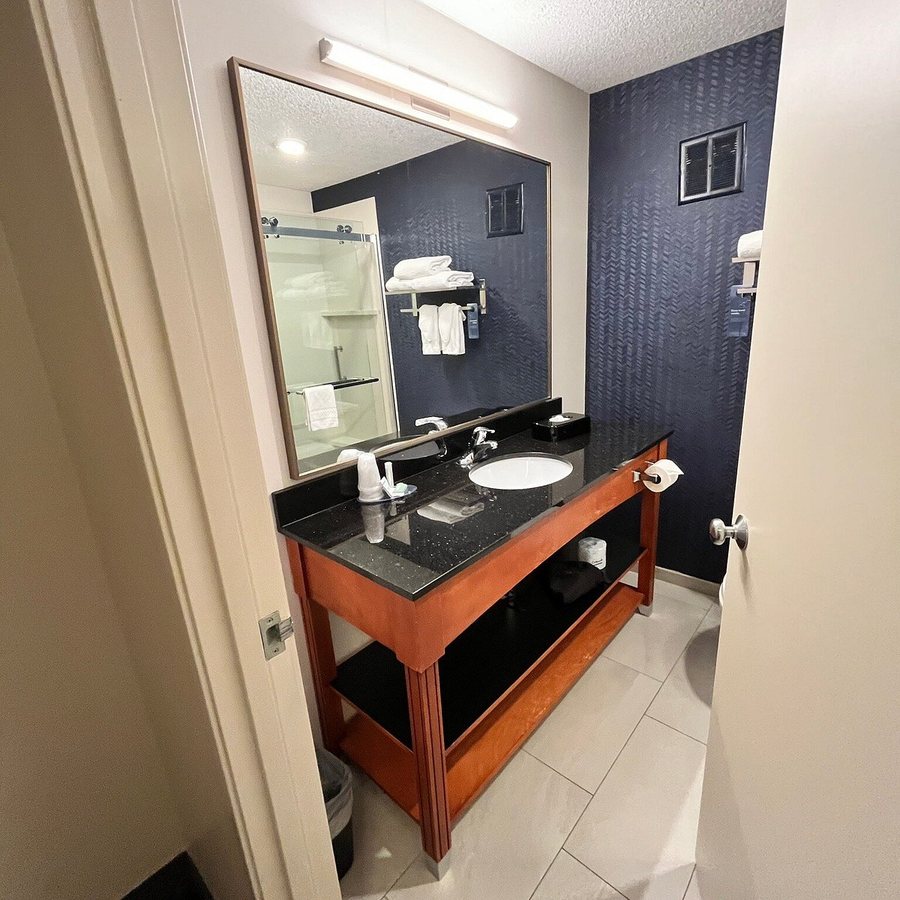 Fairfield Inn Suites by Marriott Denver Airport at Gateway Park — Bathroom