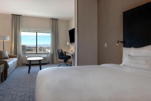 Fairfield Inn Suites by Marriott Denver Airport at Gateway Park — Guest room