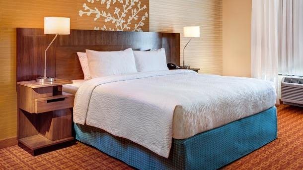 Fairfield Inn Suites by Marriott Dublin — Guest room
