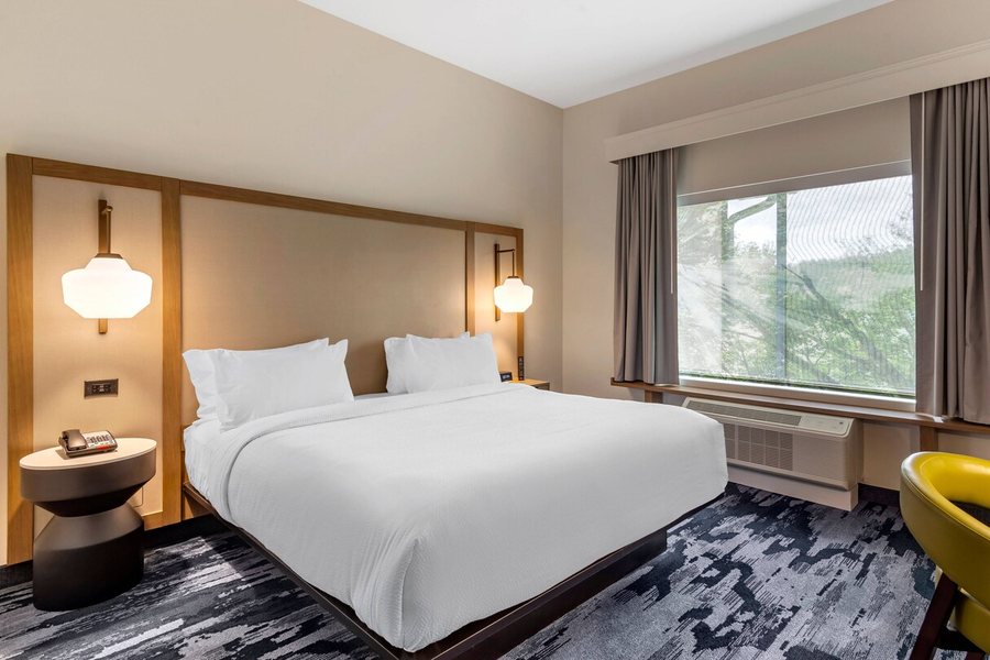 Fairfield Inn Suites by Marriott Helen — Guest room