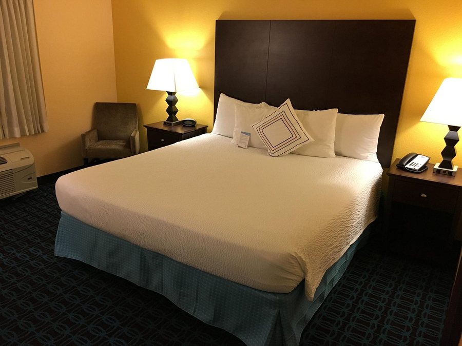Fairfield Inn Suites By Marriott Houston Intercontinental Airport — Guest room