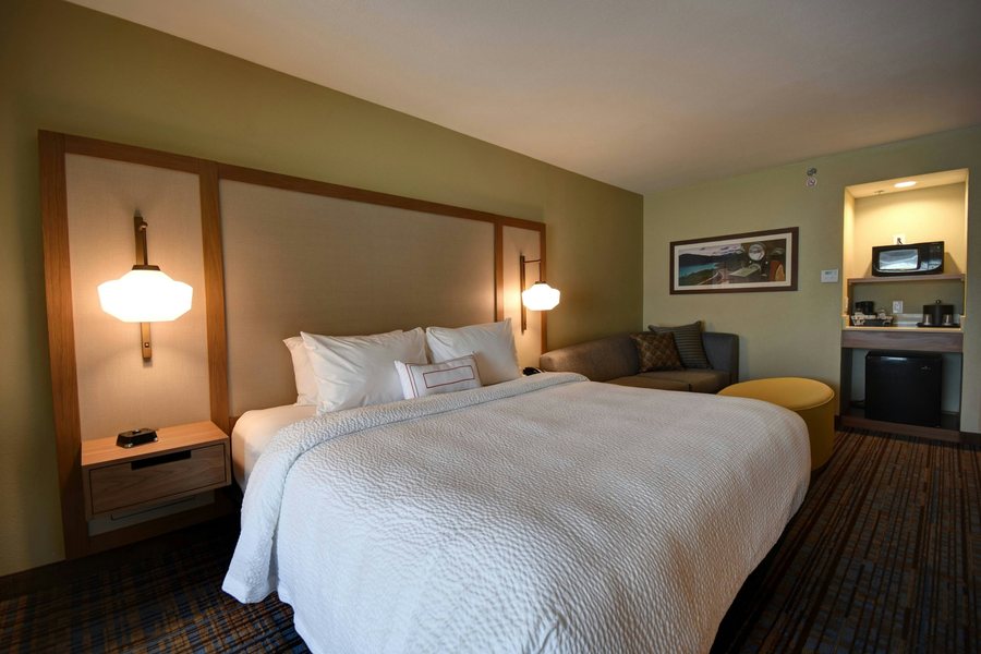 Fairfield Inn Suites by Marriott Milwaukee North — Guest room