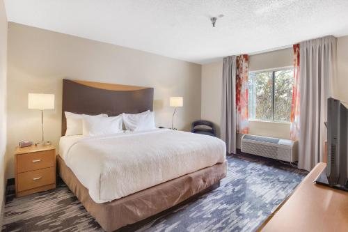 Fairfield Inn Suites by Marriott Mobile — Guest room