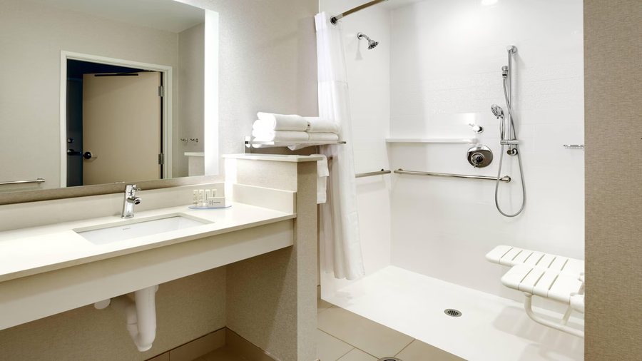 Fairfield Inn Suites by Marriott Springfield North — Bathroom