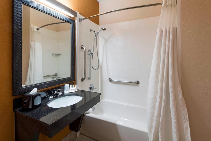 Fairfield Inn Suites by Marriott St Petersburg North — Bathroom