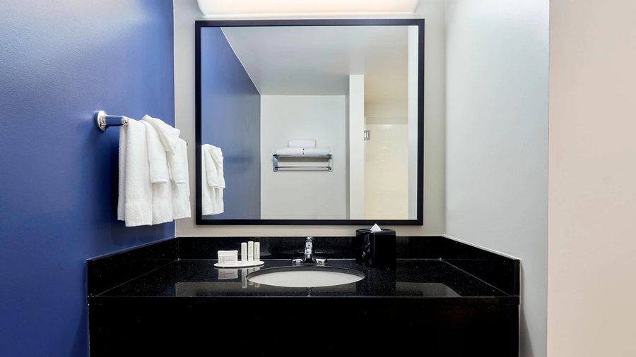 Fairfield Inn Suites by Marriott Terrell — Bathroom