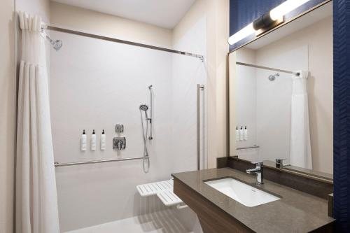 Fairfield Inn Suites by Marriott West Monroe — Bathroom