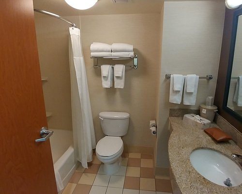 Fairfield Inn Suites by Marriott — Bathroom