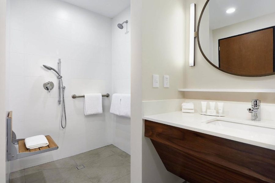 Fairfield Inn Suites Cancun Airport Cancun Yucatan Peninsula — Bathroom