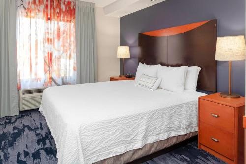 Fairfield Inn Suites Charlotte Matthews — Guest room