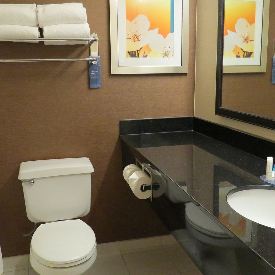 Fairfield Inn Suites Cheyenne Southwest Downtown Area — Bathroom