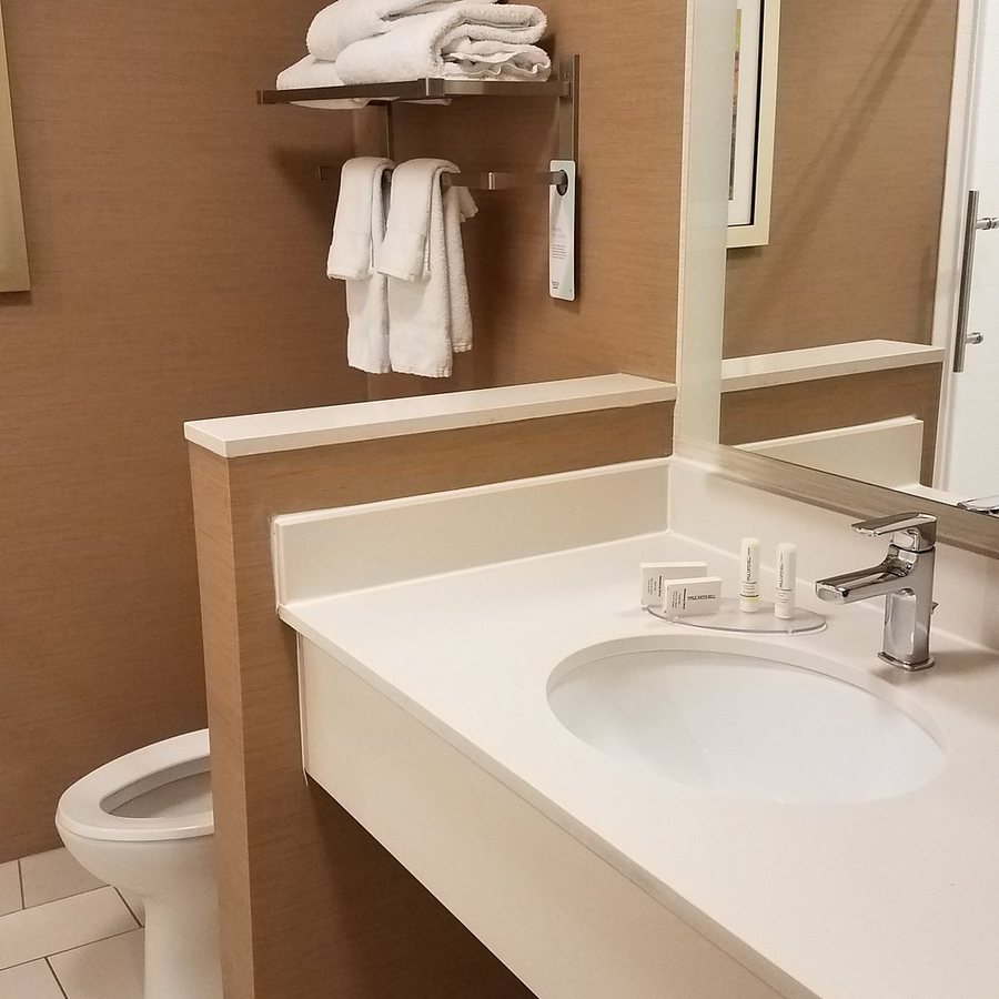 Fairfield Inn Suites Cincinnati Uptown University Area — Bathroom