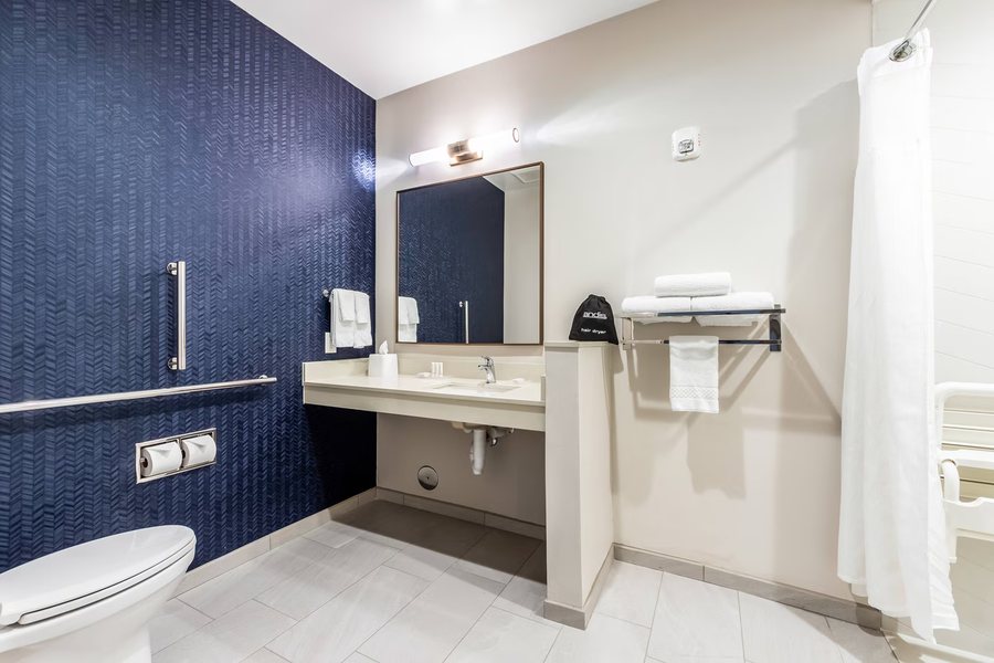 Fairfield Inn Suites Dallas Plano Frisco — Bathroom