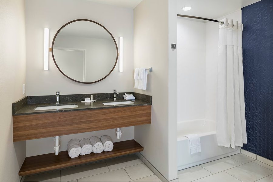 Fairfield Inn Suites Decorah — Bathroom